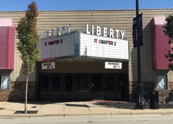 Photo of the closed downtown Libertyville Threater