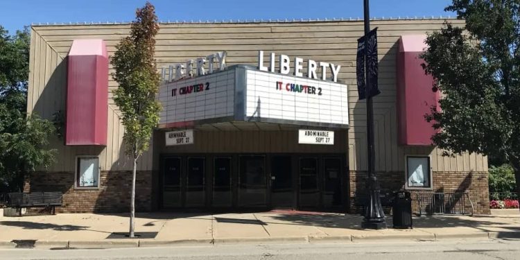 Photo of the closed downtown Libertyville Threater