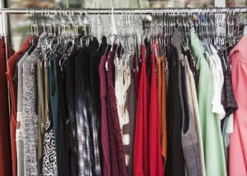 Photo of a shop in downtown Libertyville selling cloths