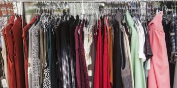 Photo of a shop in downtown Libertyville selling cloths